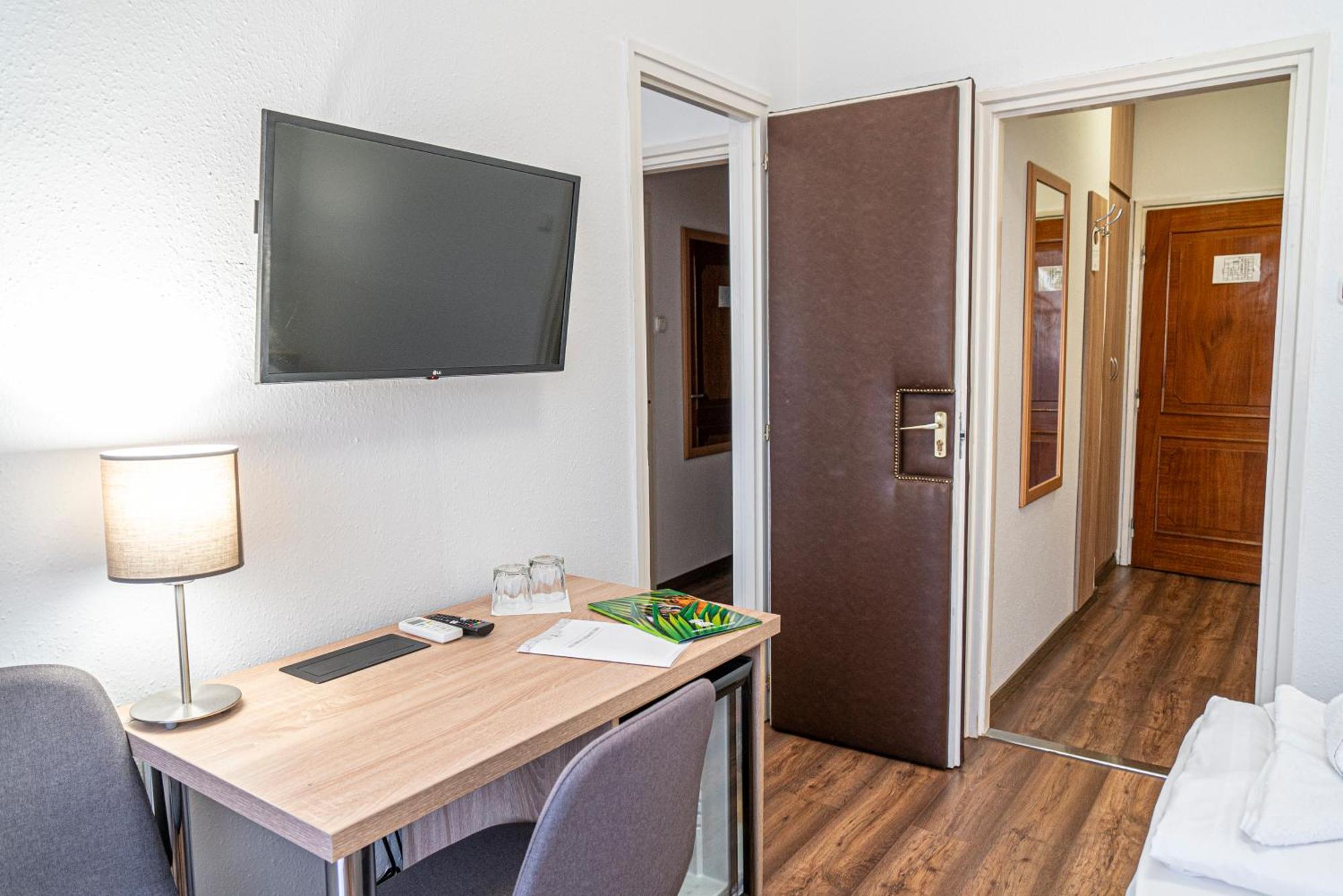 Ozoon Hotel Mestecǎneşti Exterior foto