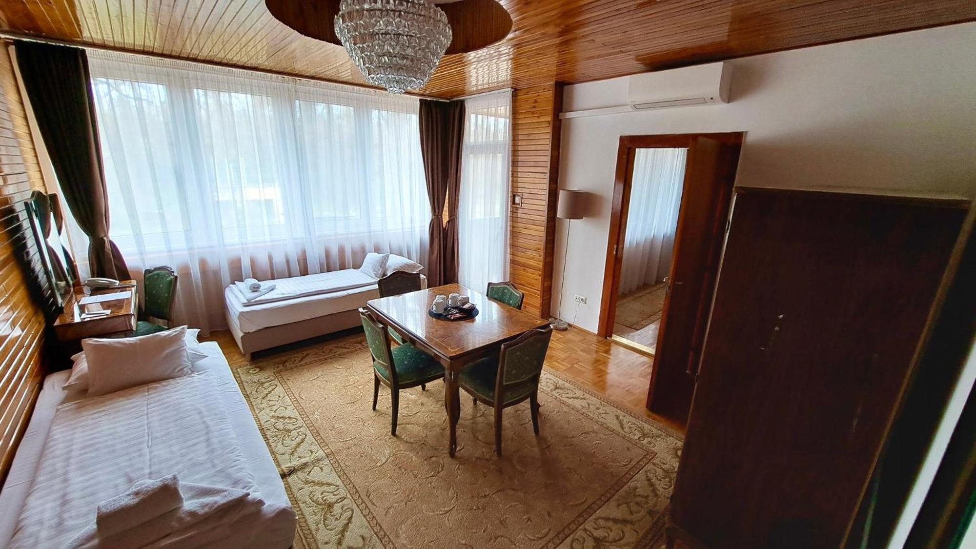 Ozoon Hotel Mestecǎneşti Exterior foto