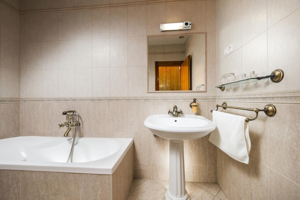 Ozoon Hotel Mestecǎneşti Exterior foto